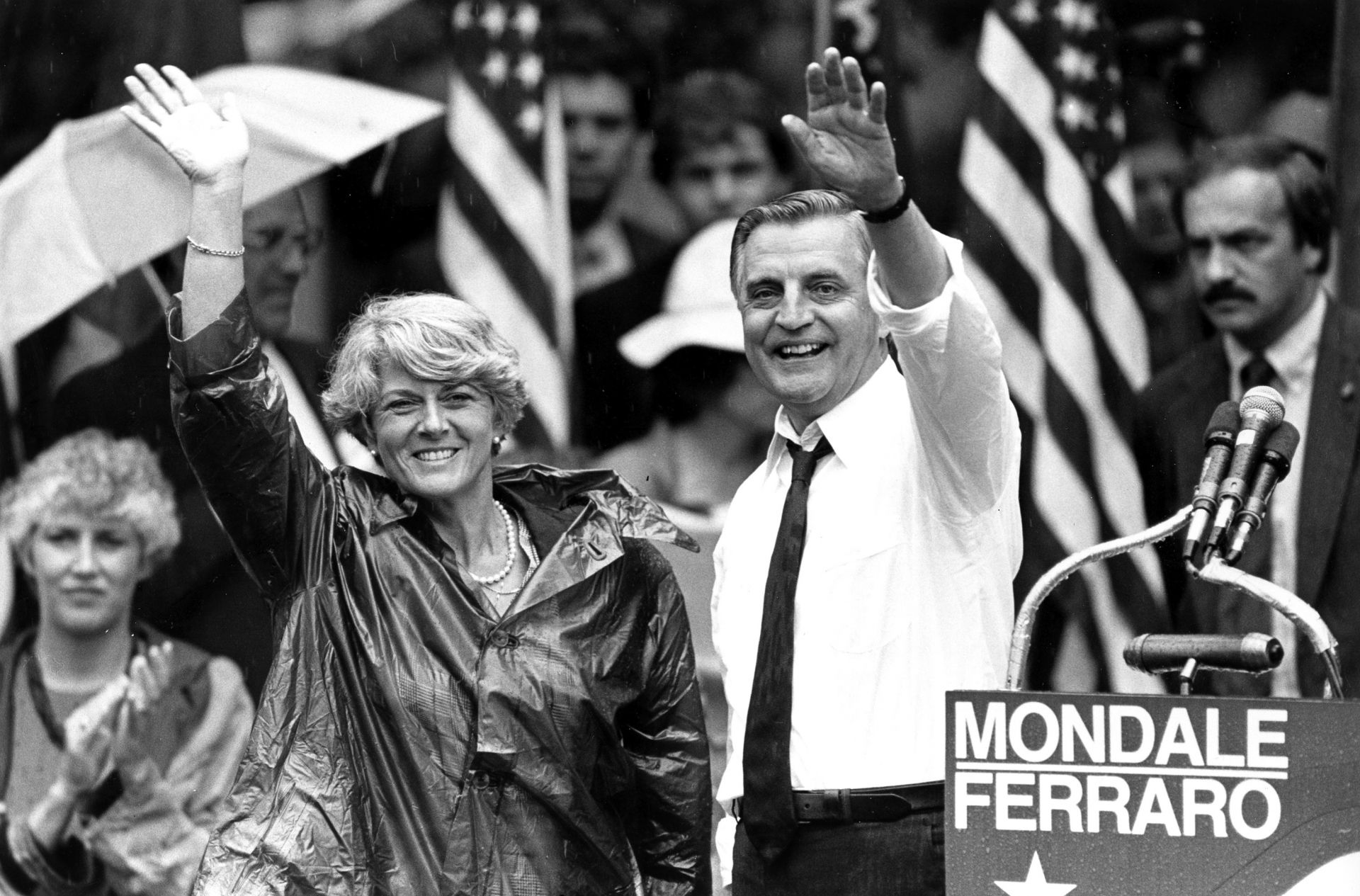 1984 г. - Уолтър Мондейл се кандидатира за президент заедно с Джералдин Фераро - първата жена, номинирана за този пост