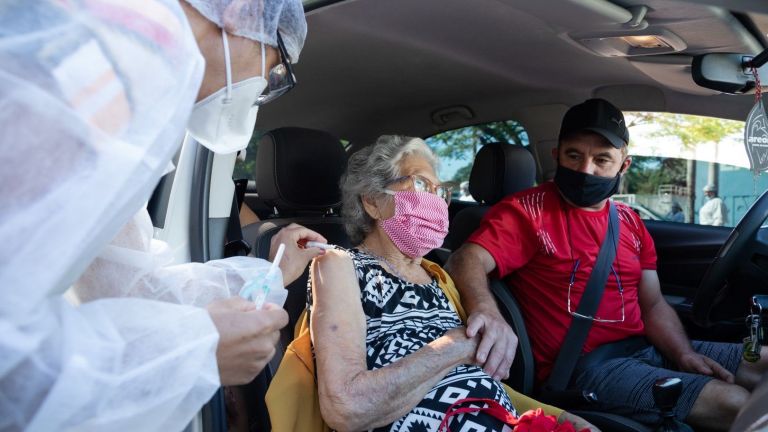 Стотици дози от ваксината срещу ковид на АстраЗенека биват изхвърляни