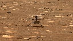 Обект с неясен произход се е закачил на минихеликоптера на Марс 