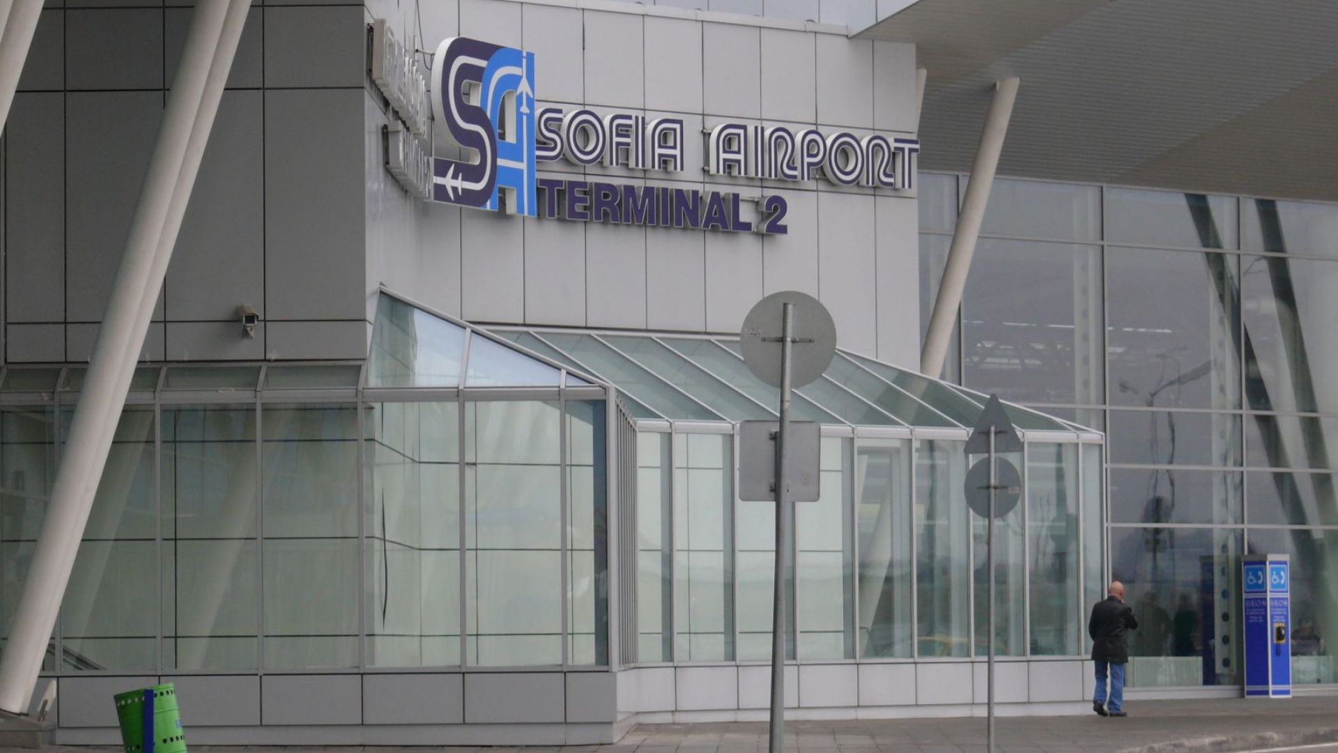 Самолет кацна извънредно на летище "София" заради починала на борда жена