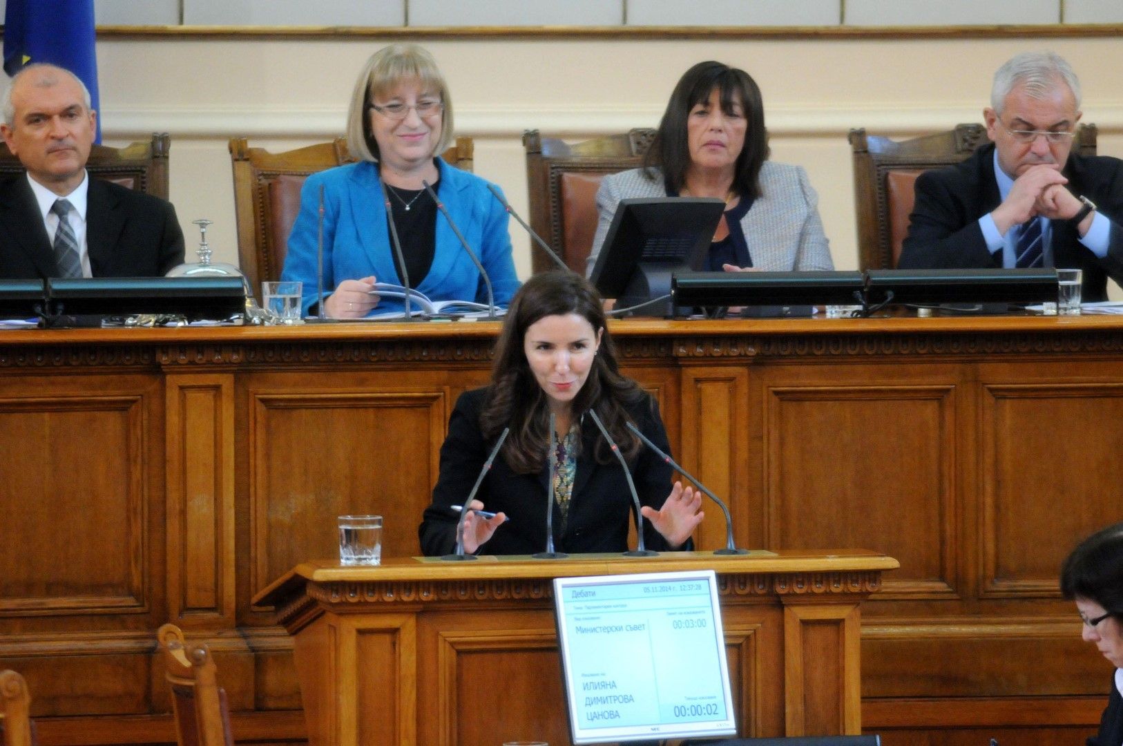 Илияна Цанова по време на парламентарен контрол като вицепремиер, 5 ноември 2014 г.