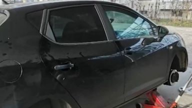 Десетки автомобили на улици в София са с надупчени гуми