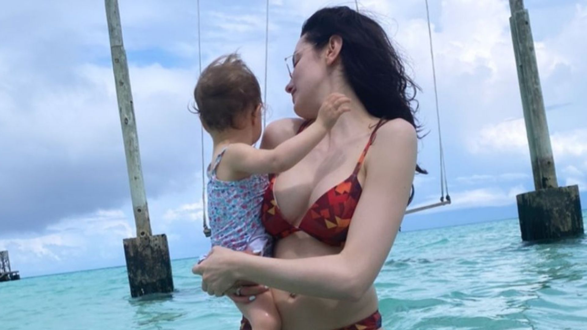 "Мис България" Марина Войкова заведе дъщеричката си на Малдивите