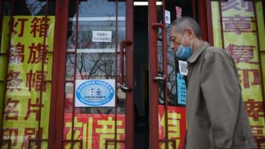 Властите в Пекин поставят цветни табели на сградите за да