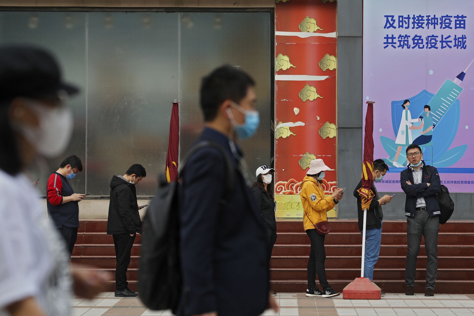 Също така в Пекин се предлага на чужденците да се имунизират с китайски ваксини срещу COVID-19