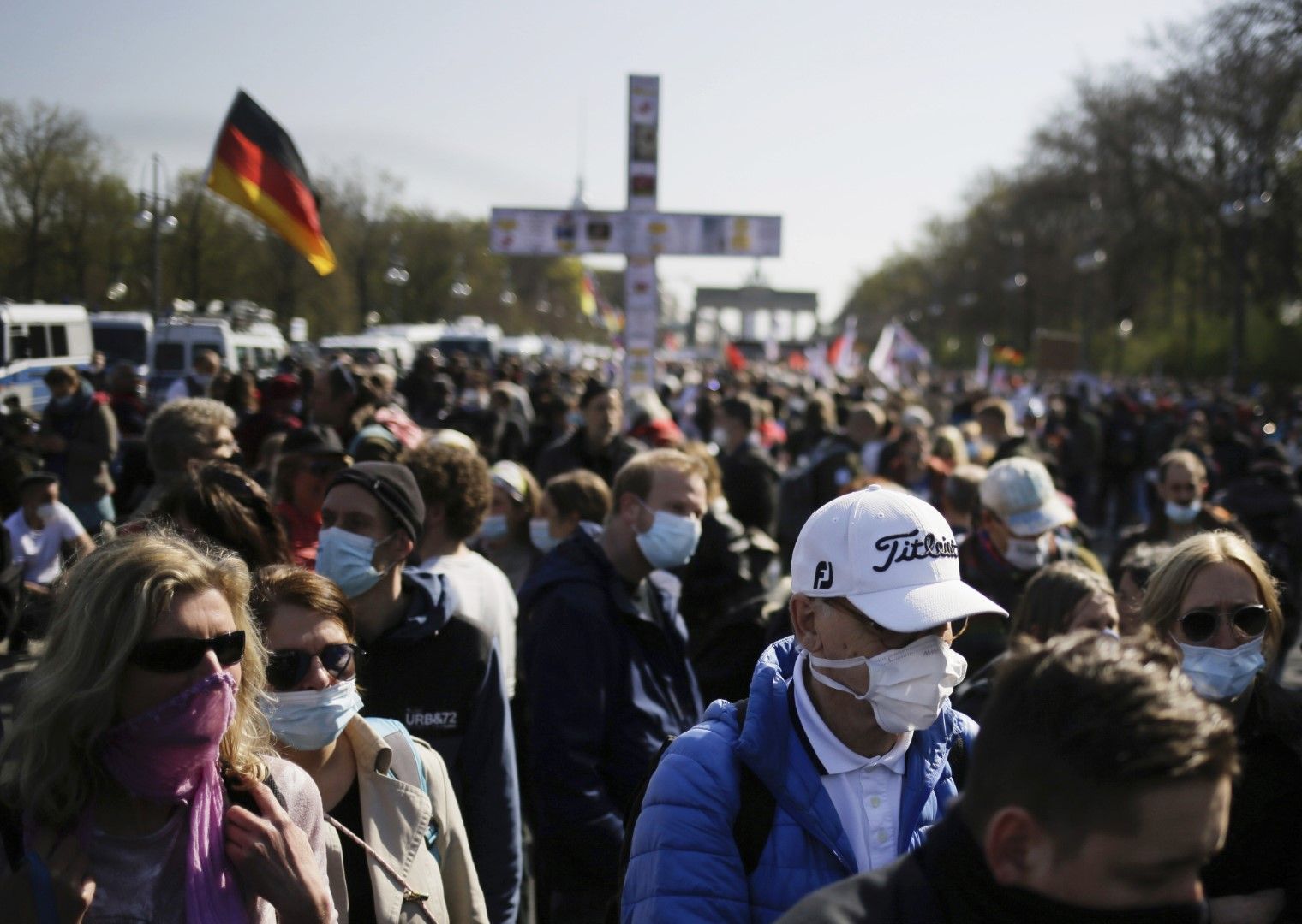 Протест в Берлин срещу мерките на правителството за борба с коронавируса