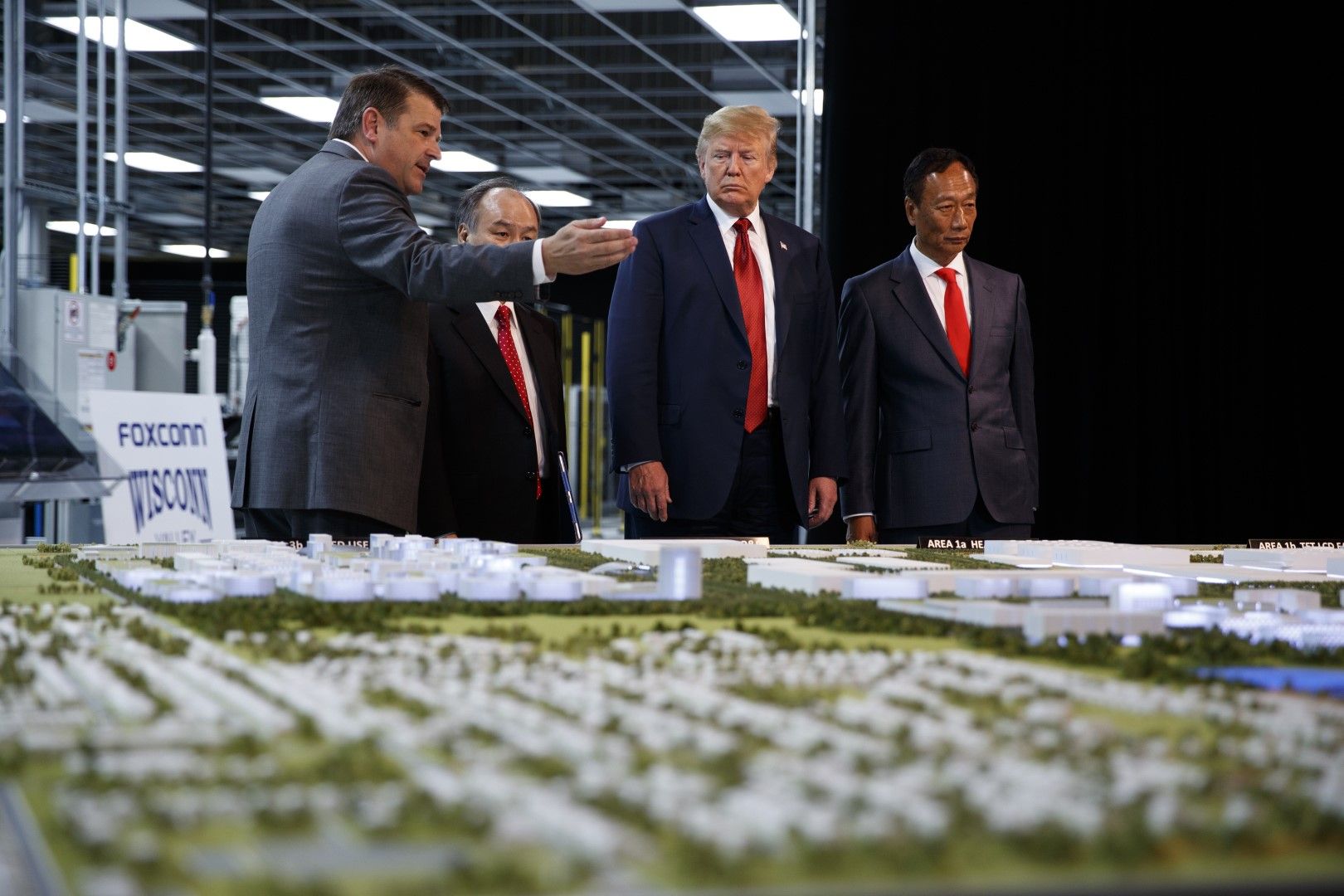 28 юни 2018 г., президентът Доналд Тръмп пред макети на проекта на Фокскон за завод в Уисконсин заедно с председателя на компанията Тери Гоу (вдясно)