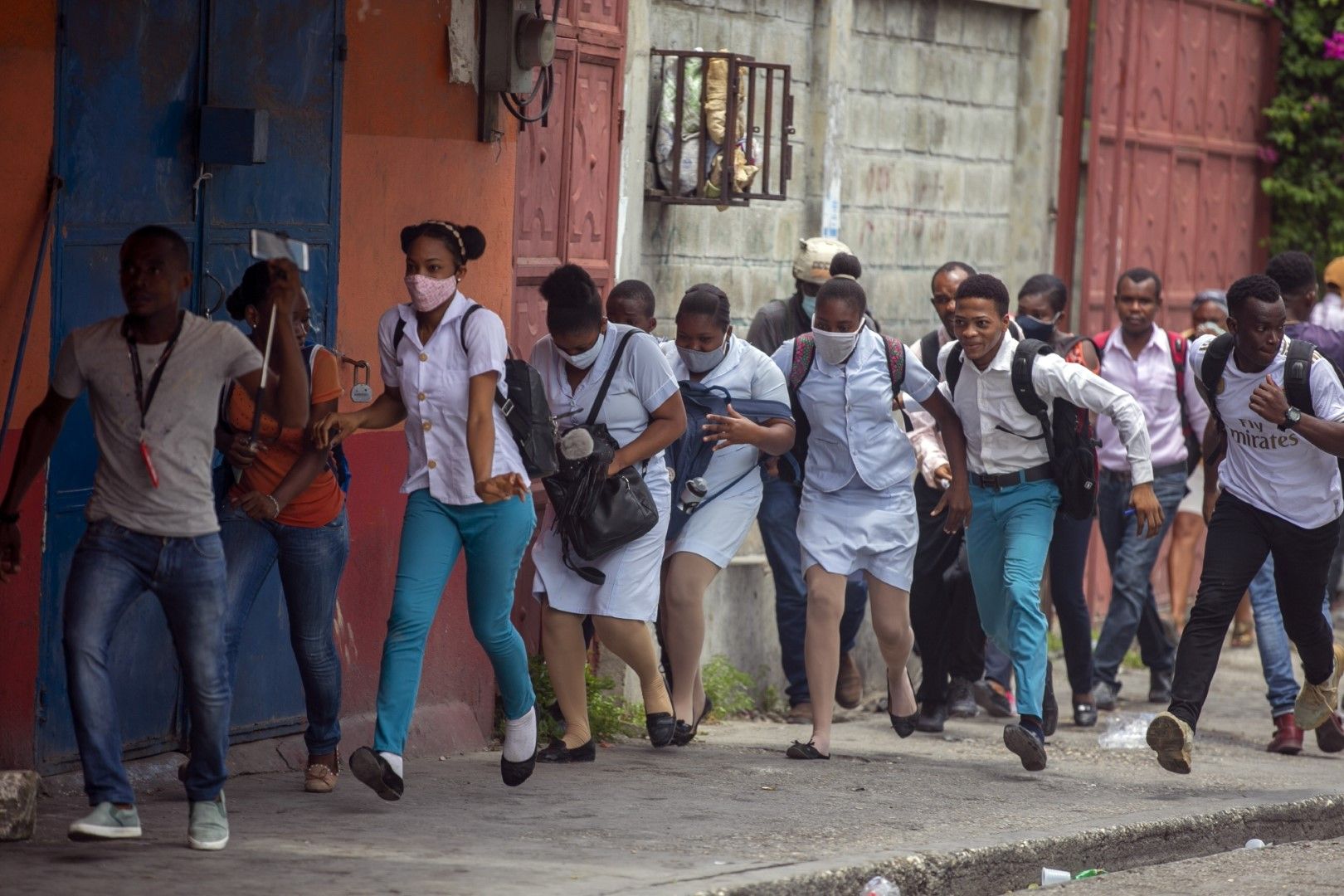 Хаитяни се крият при размирици по време на протест с искане за правосъдие след убийството на Монферие Дорвал, президент на адвокатската колегия, Порт-о-Пренс, Хаити, 1 септември 2020 г.