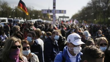 Хиляди излязоха на протест срещу закон за антиковидния локдаун в Германия (снимки)