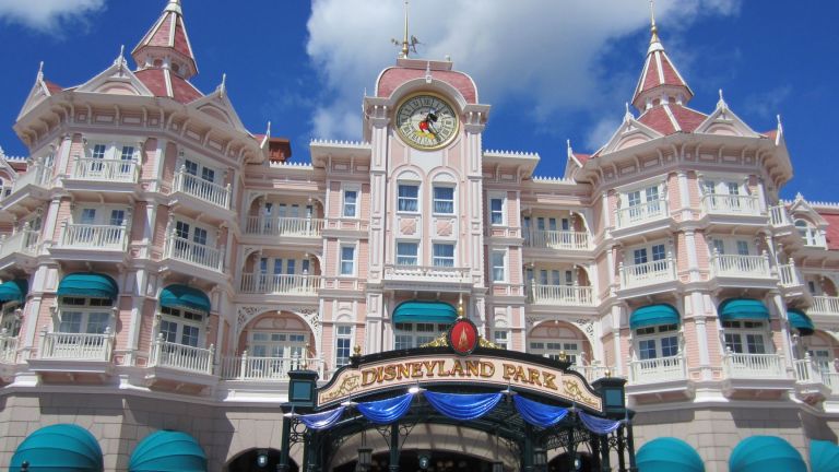 Дисниленд в Париж, най-голямата туристическа атракция в Европа, от събота