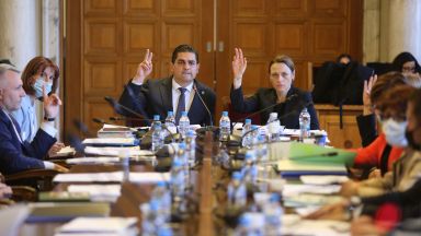 След 3 часа дебати и взаимни обвинения на първото заседание