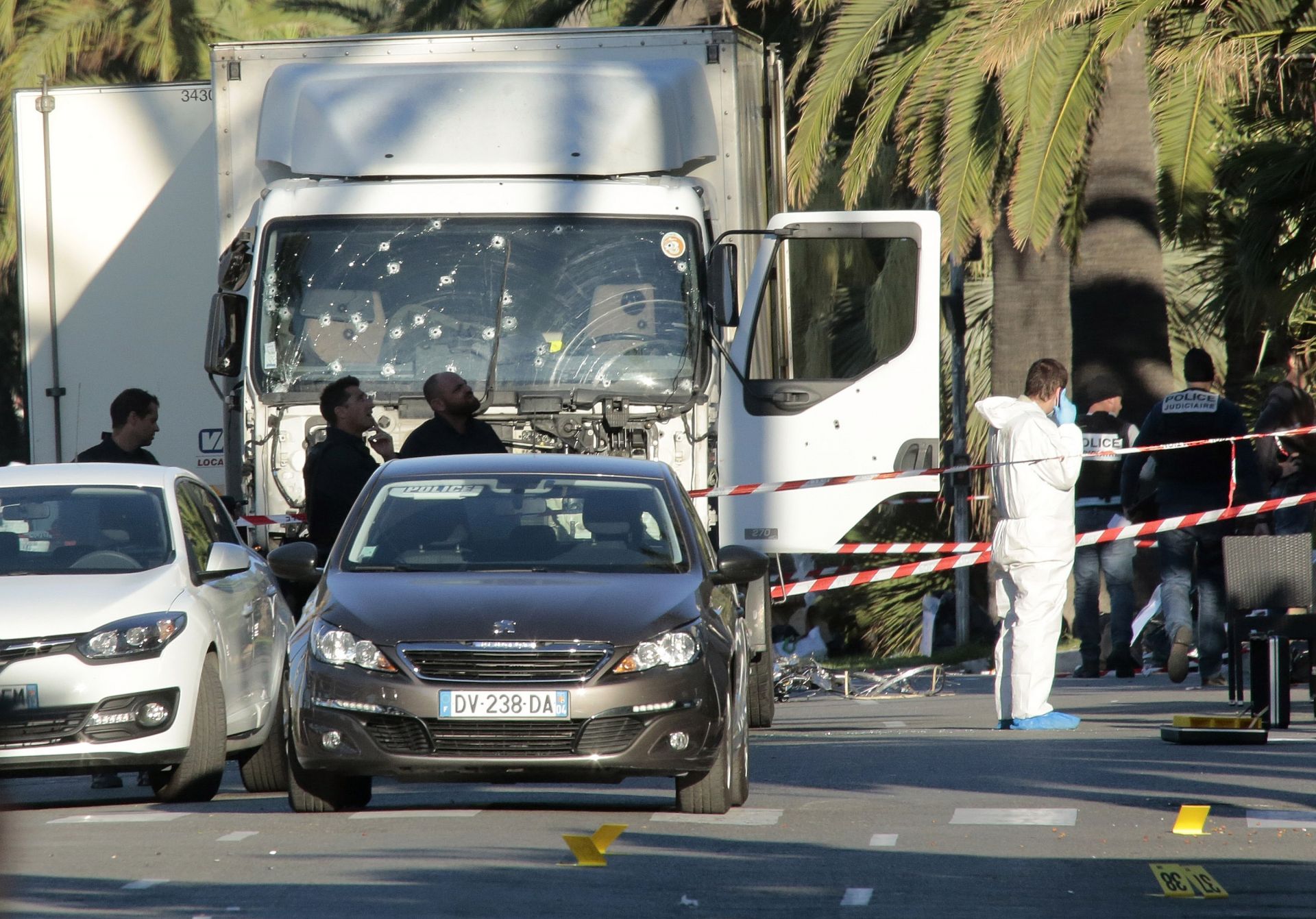 Камионът, с който бе извършен атентата в Ница