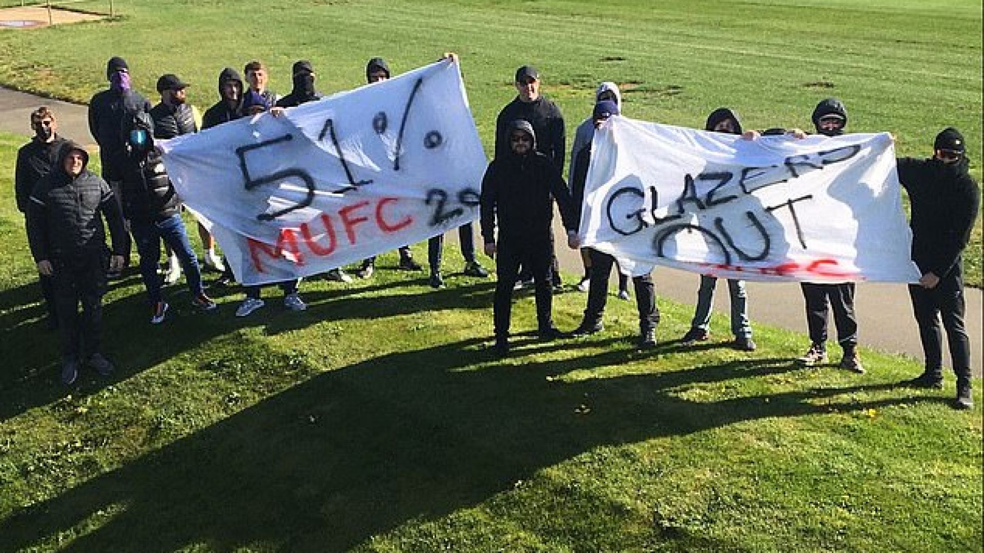 Феновете на Манчестър Юнайтед блокираха базата и искат оставки