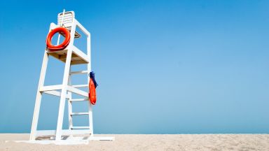 Мъртво вълнение връхлетя залива на Бургас Спасителите по плажовете са