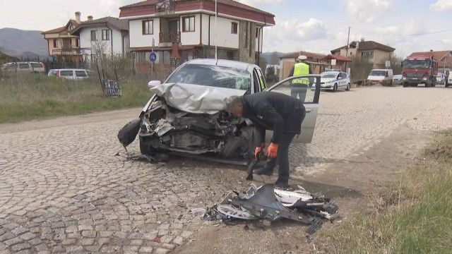 Мъж, жена и дете пък са пострадали при пътен инцидент в село Иваняне