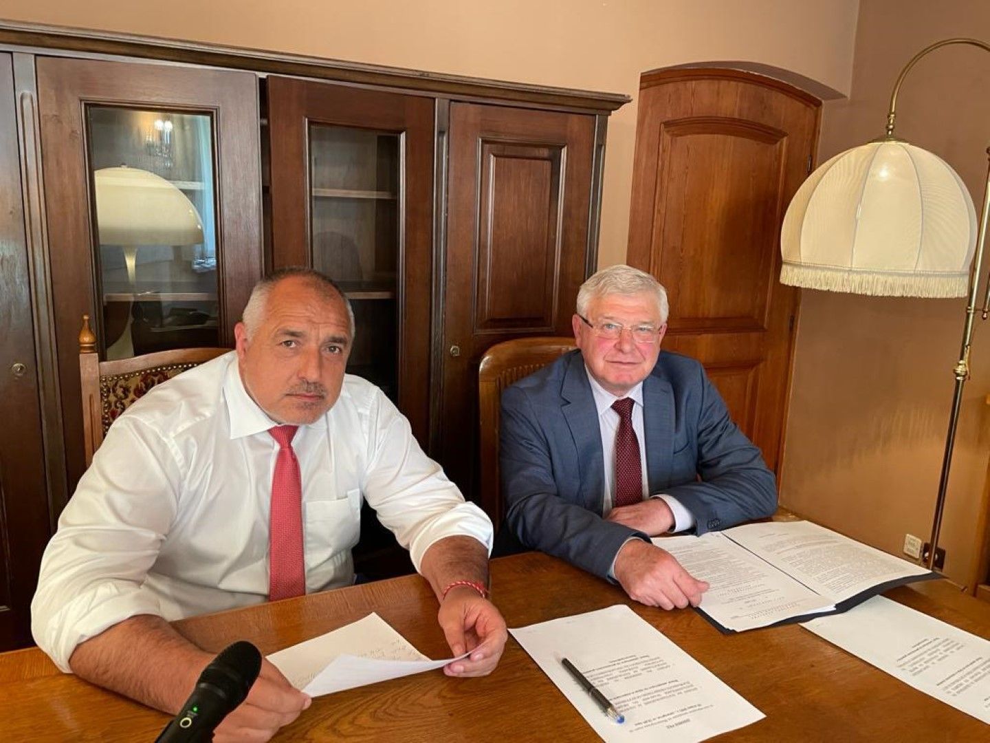 Премиерът в оставка Бойко Борисов и министърът на финансите в оставка Кирил Ананиев