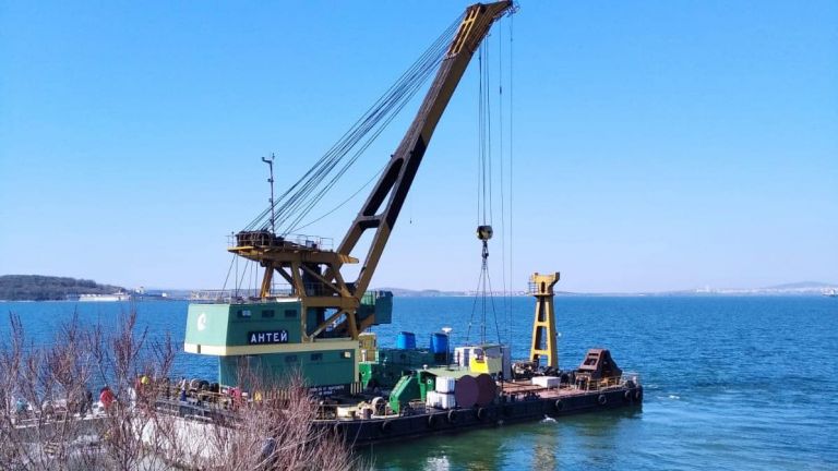 На острова Света Анастасия днес пристигна плаващ кран, който ще