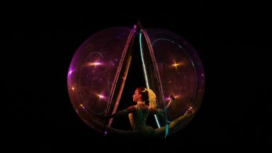 Шоуто трябва да продължи е наречен 21 ият спектакъл на цирк