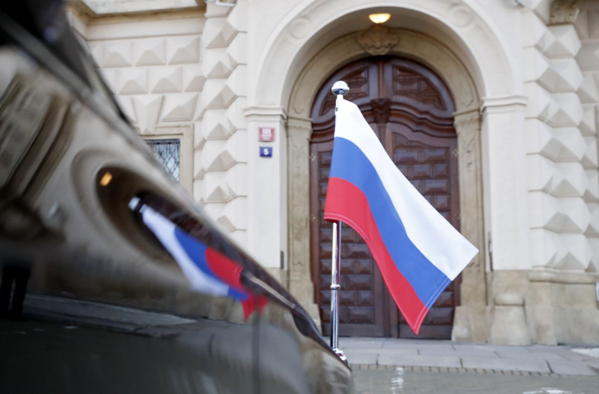 Автомобилът на руския посланик в Прага Александър Змеевски, паркиран пред външното министерство, където беше привикан