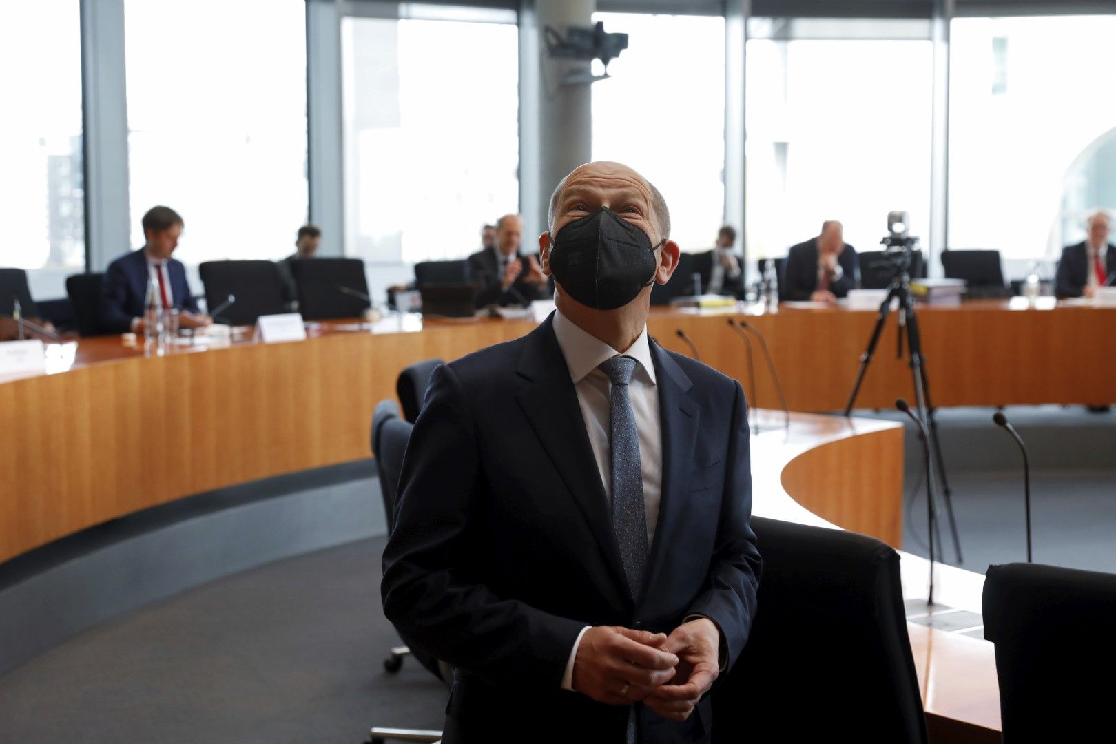 Министърът на финансите на Германия Олаф Шолц застава пред депутатите за изслушване по скандала Уайъркард
