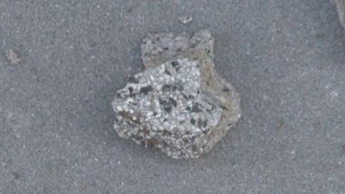 Бетонни парчета мазилка падат от блок в Пловдив а жители