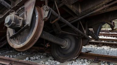 Товарен влак с цистерни дерайлира, разрушен е 2 км железен път