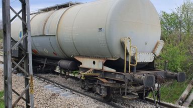 Първите две цистерни с амоняк които дерайлираха край Пирот вече
