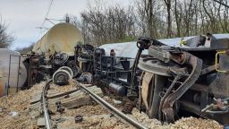 Източиха горивото от дерайлиралите цистерни край Ветово