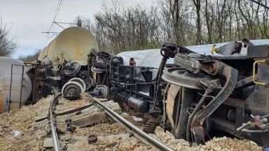 Прокуратурата разследва инцидента с дерайлиралата влакова композиция с цистерни с