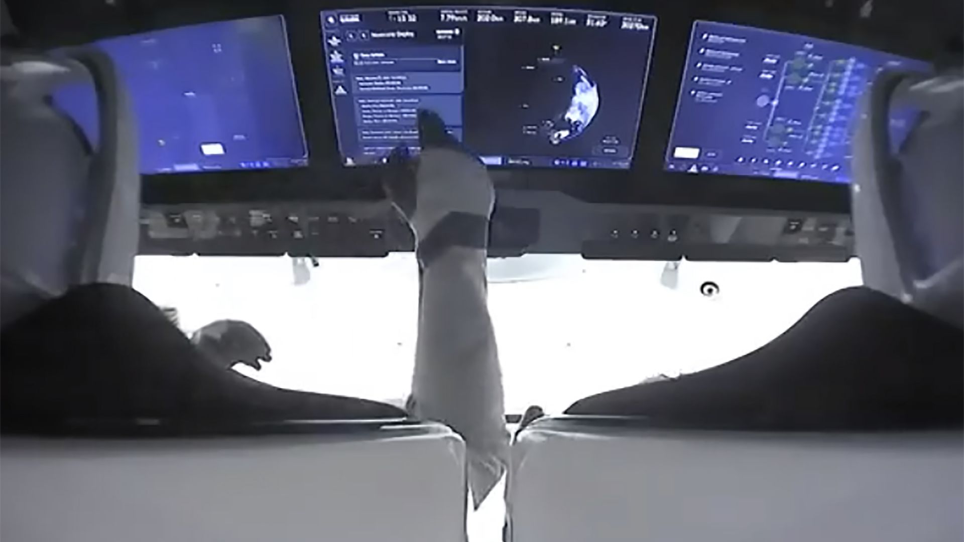 SpaceX изстреля астронавти към МКС (видео)