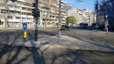 Дейностите за полагане на втория износващ пласт асфалт по реконструирания