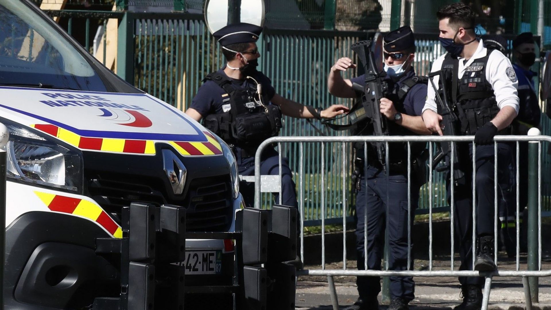 Тунизиец уби с нож полицайка в участък край Париж и беше разстрелян