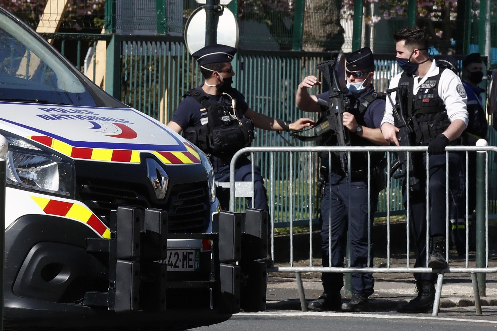 Полицейски служители блокират достъпа с бариери до полицейския участък в Рамбуйе, югозападно от Париж, където тунизиец уби полицайка и бе разстрелян от нейни колеги