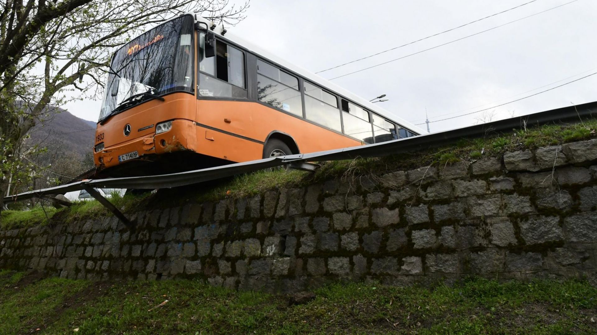 Мантинела спря автобус без шофьор на слизане от Боянския водопад (снимки)