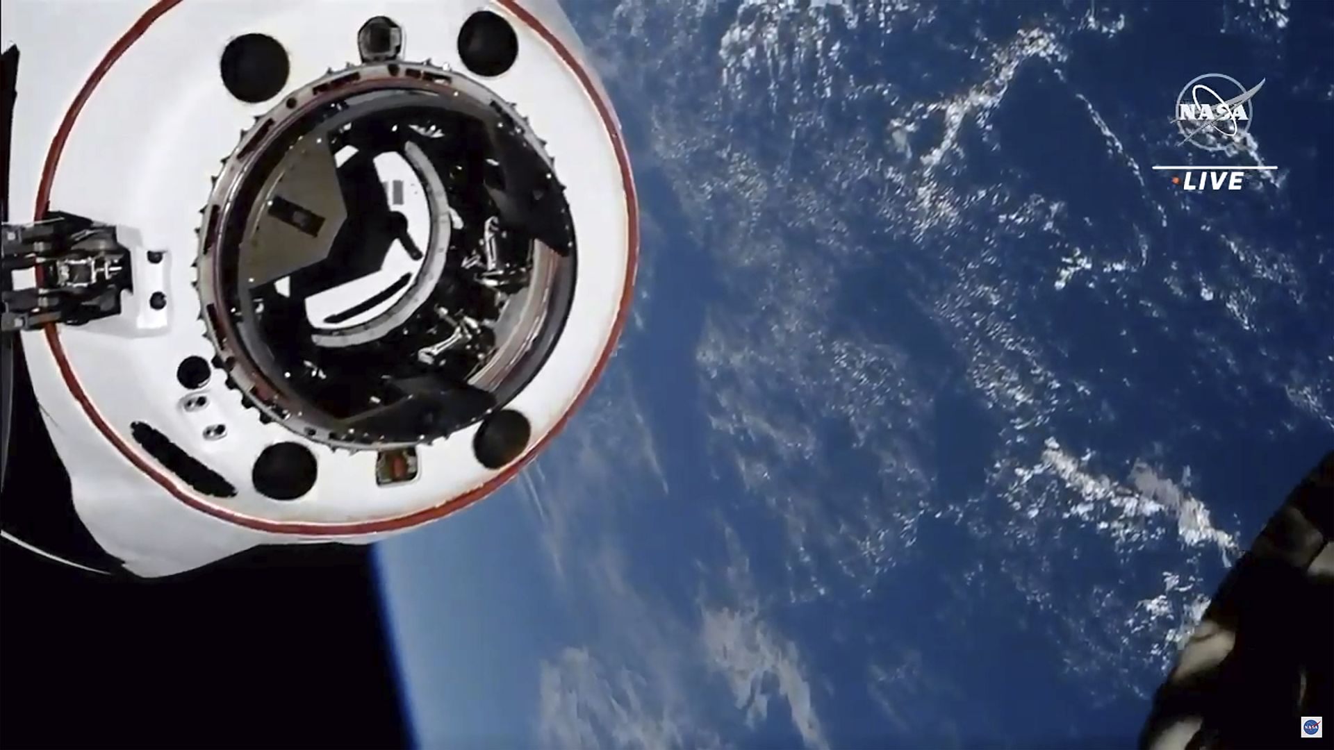 Товарният кораб "Дракон" на "SpaceX" се приводни край бреговете на Флорида