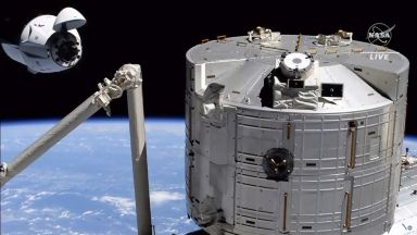 Капсулата на "Спейс Екс" с четирима астронавти се отдели от МКС и пое към Земята (видео)