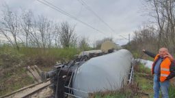 Започна източването на горивото от дерайлиралите цистерни в Русенско
