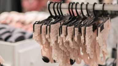 Необичаен протест организираха независимите търговци на бельо във Франция срещу