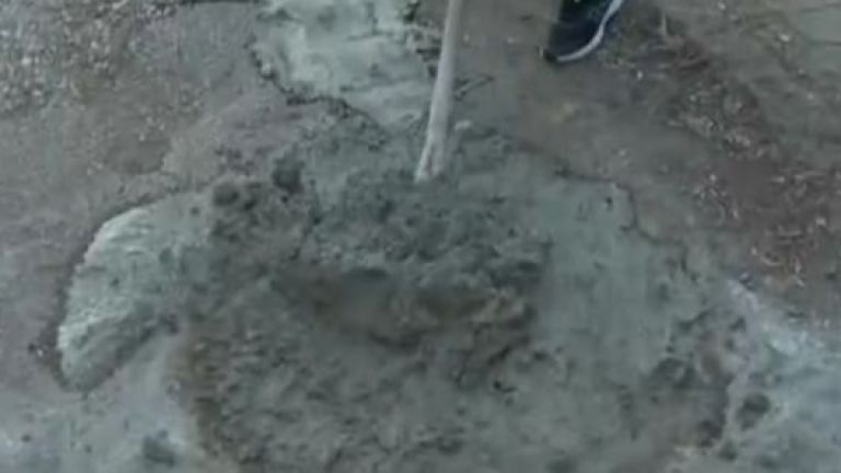 Жители на столичния квартал Ботунец сами запълват дупките по улиците