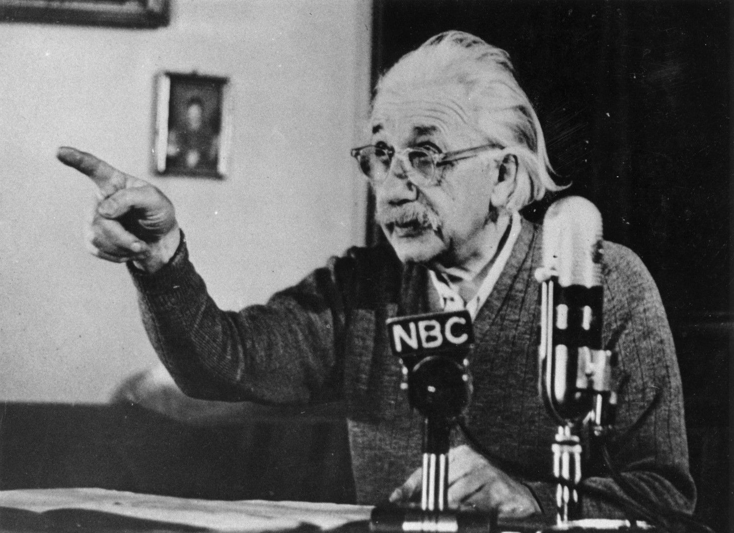 17 февруари 1950 г. Алберт Айнщайн говори публично в седмичното предаване на Елинор Рузвелт по NBC  и предупреждава за "общото унищожение", което ядрените оръжия могат да причинят