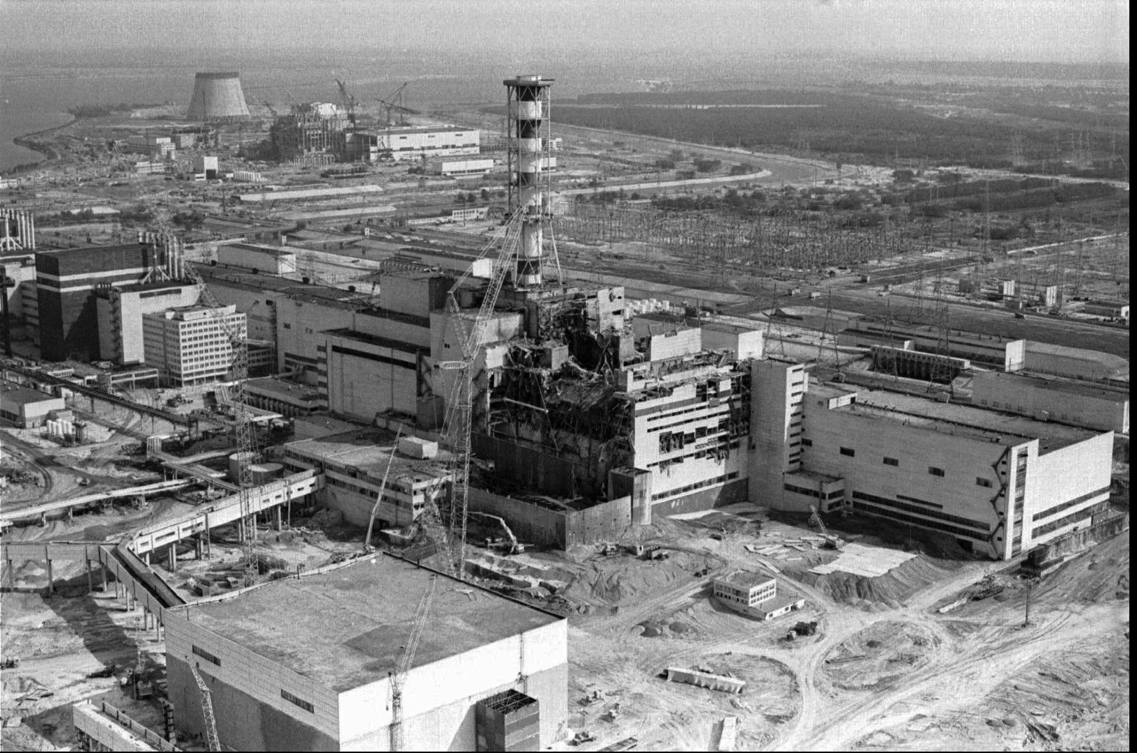 Общ поглед към разрушенията в АЕЦ Чернобил на 26 април 1986 г.