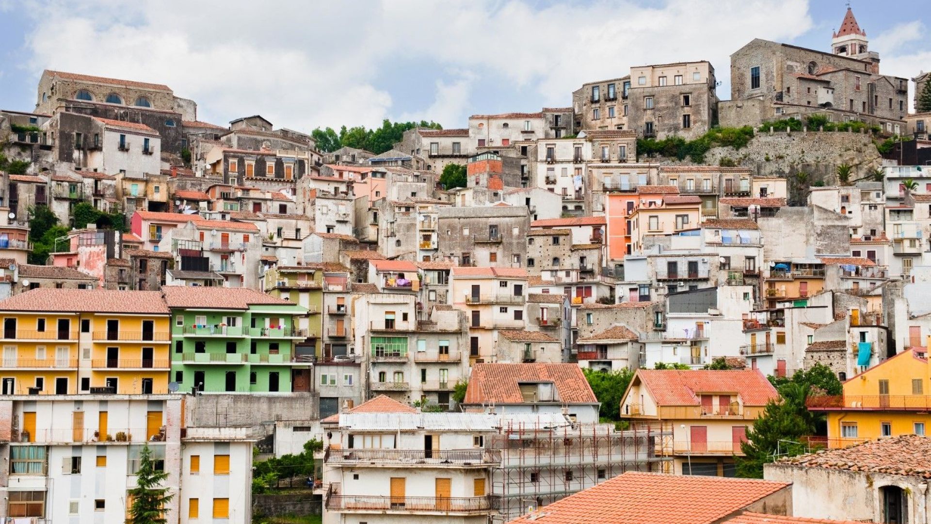 Още един италиански град продава къщи за €1: Къде са уловките в схемите "Casa €1" 