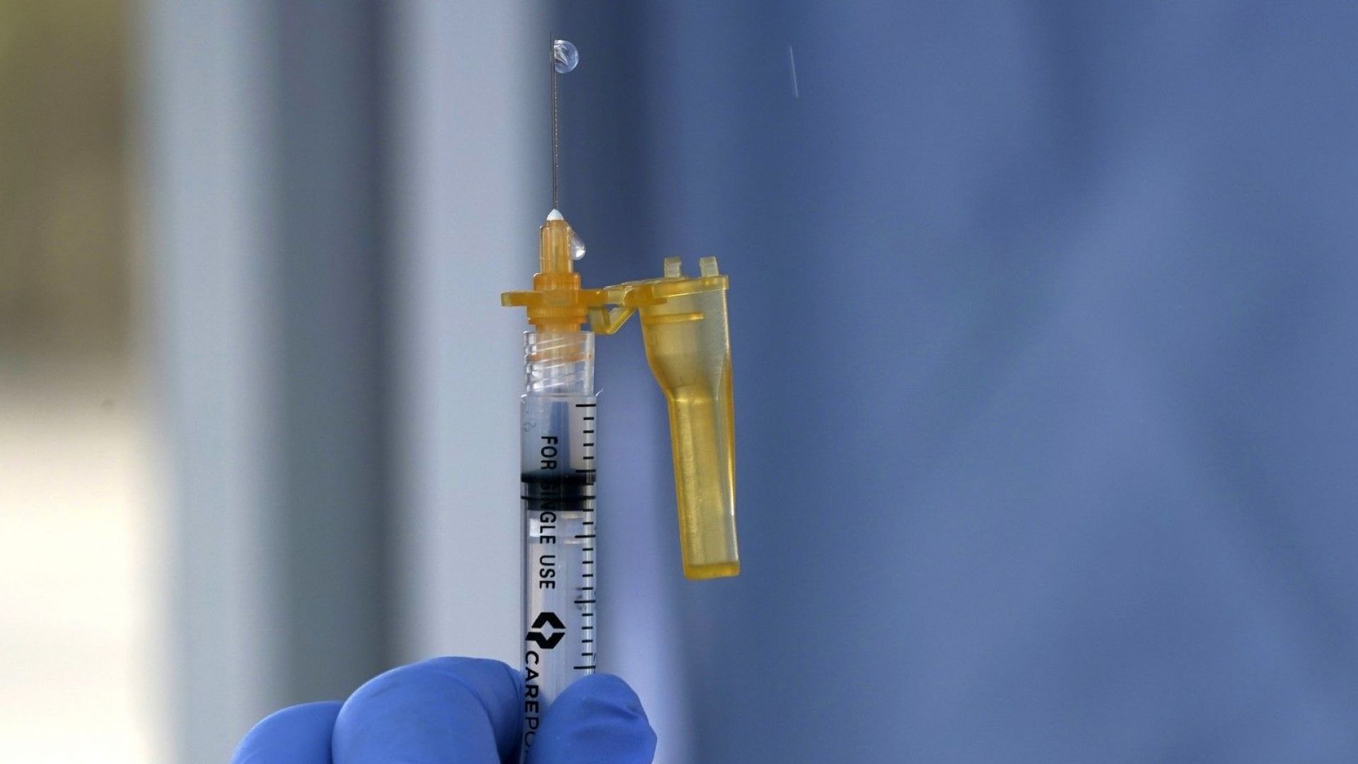 Великобритания ваксинира с трета доза за "изкореняване на заплахата"