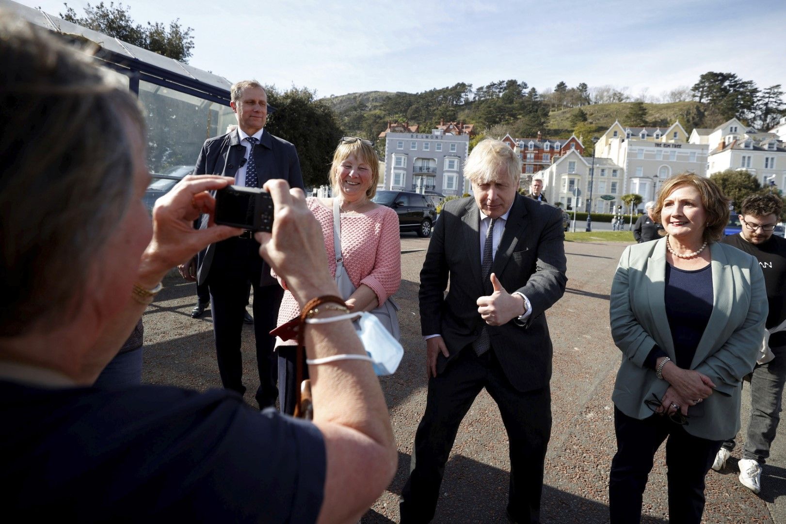 Британският премиер Борис Джонсън посети Уелс, докато води кампания от името на Консервативната партия за местните избори, 26 април