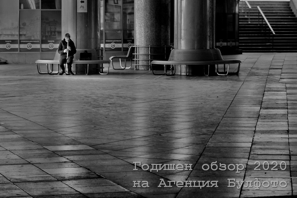  Самотен музикант свири в празния подлез под Софийския университет. Много актьори изгубиха препитанието си по време на епидемията. 