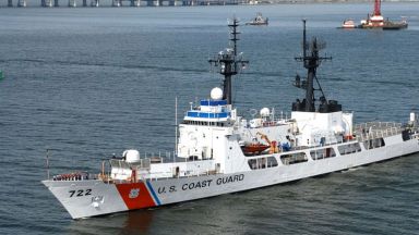 Катерът от Бреговата охрана на САЩ Хамилтън се е отправил