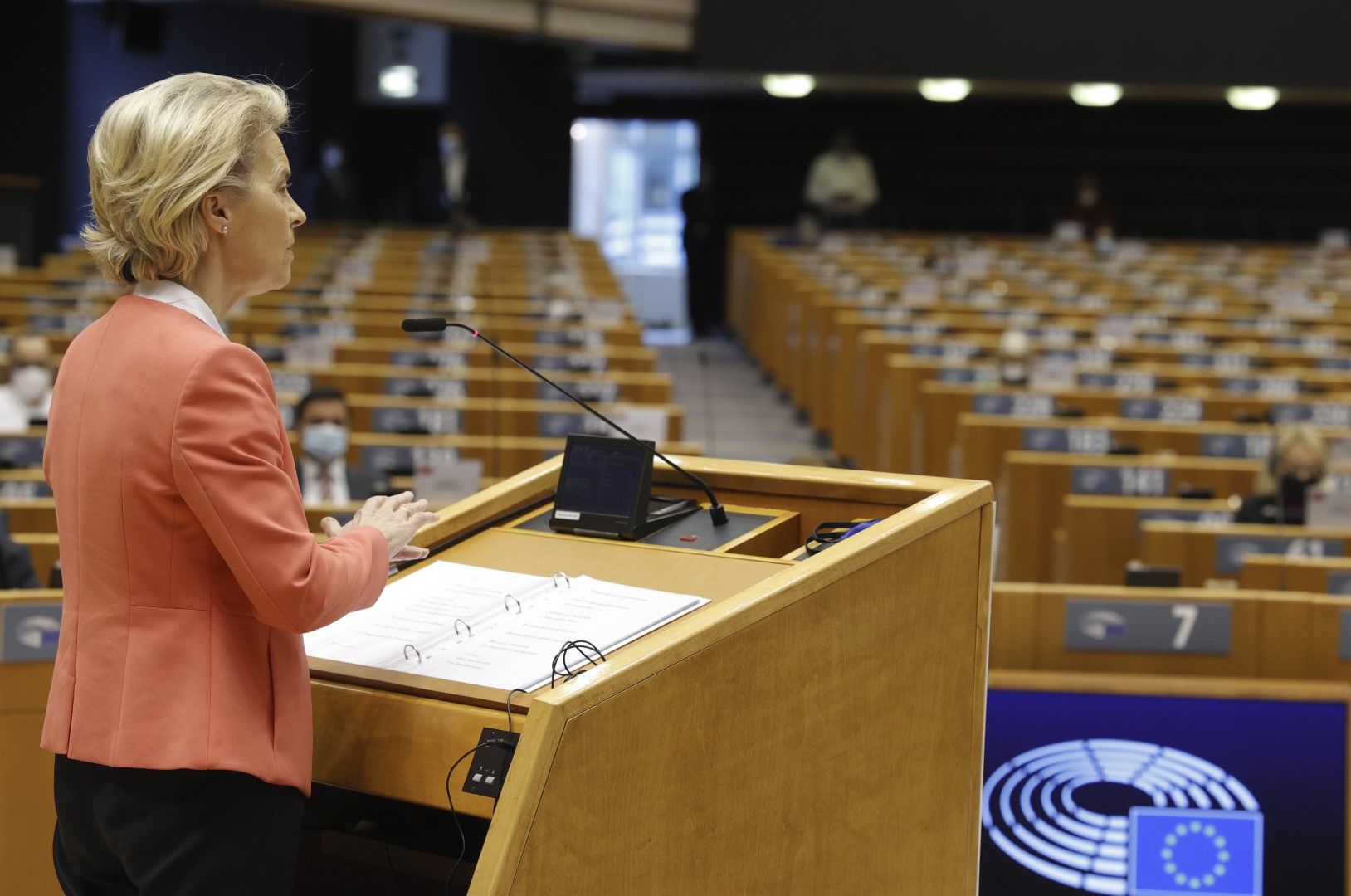 Урсула фон дер Лайен представя сделката с Великобритания пред евродепутатите 