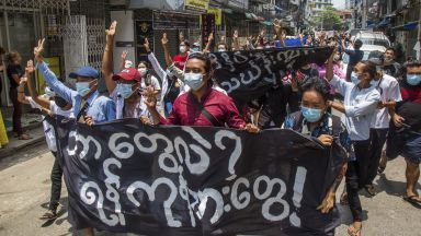  Продължават всеобщите митинги в Мианма против съглашението сред хунтата и АСЕАН (снимки) 