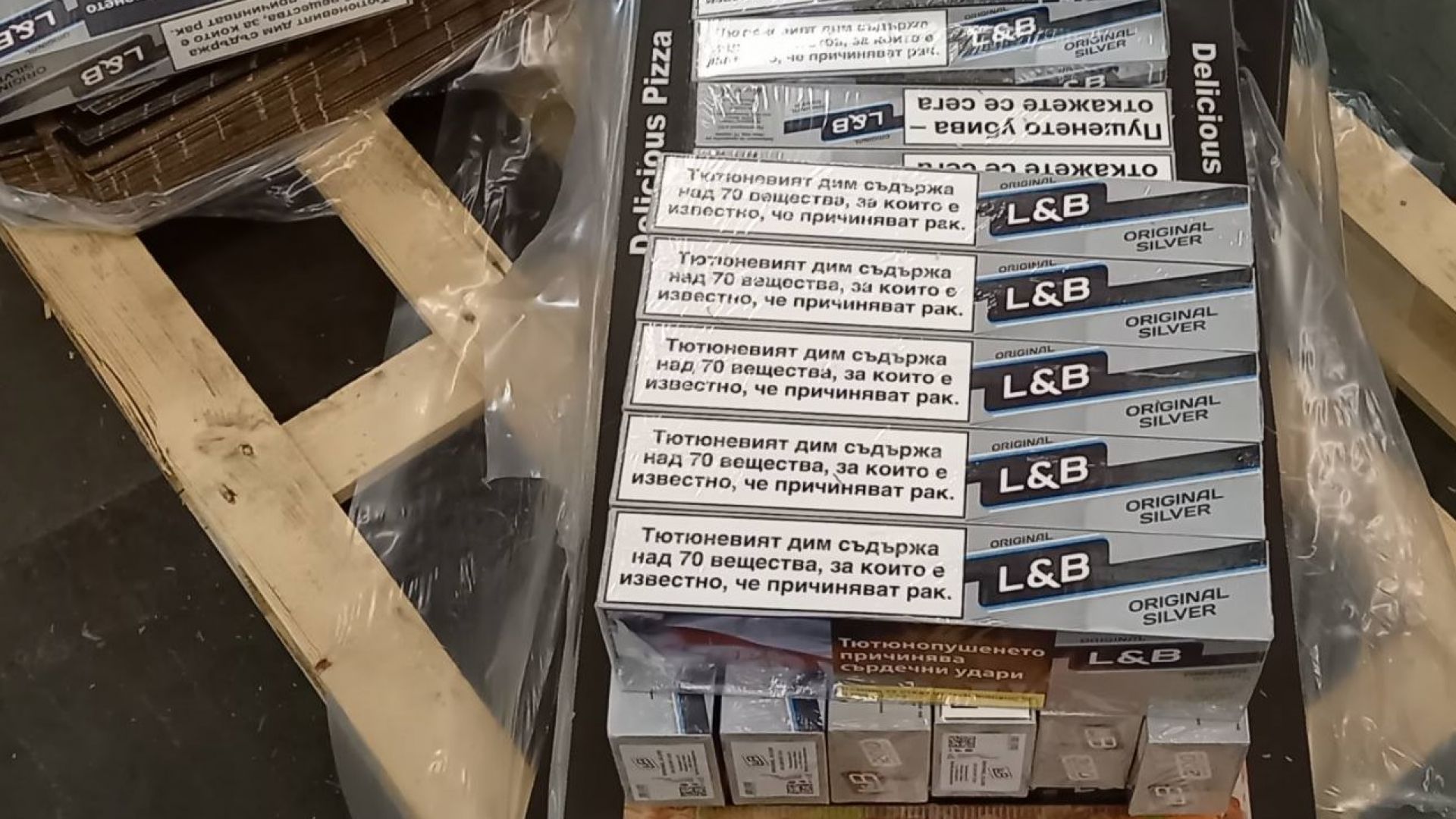 Откриха контрабандни цигари в куриерска пратка с кутии за пица (снимки)