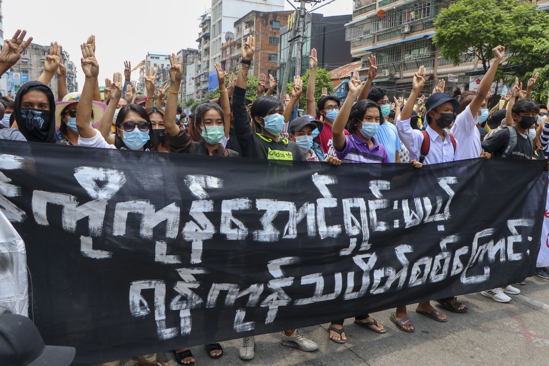  Масови демонстрации в Мианма срещу споразумението между военната хунта и АСЕАН